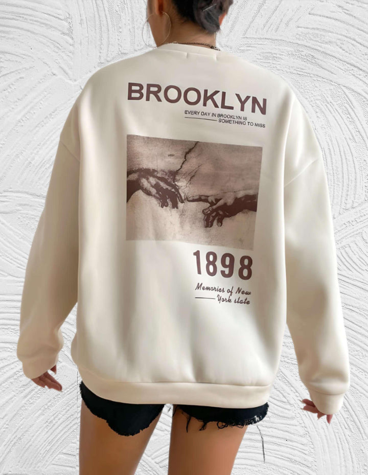 Sheryll - Oversized trui met ronde hals eenvoudige voorkant met Brooklyn 1898 statement en foto ontwerp aan de achterkant - Miller-Mode